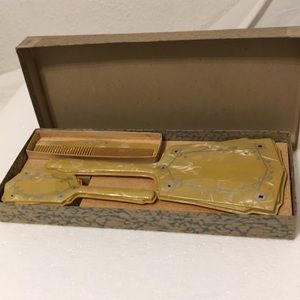 VINTAGE VANITY SET/DRESSER SET